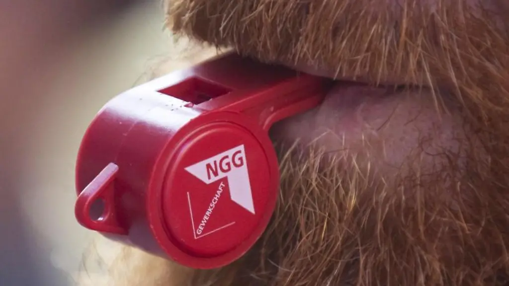 Eine-Pfeife-mit-dem-Logo-der-Gewerkschaft-Nahrung-Genuss-Gaststaetten-NGG-ist-zu-sehen