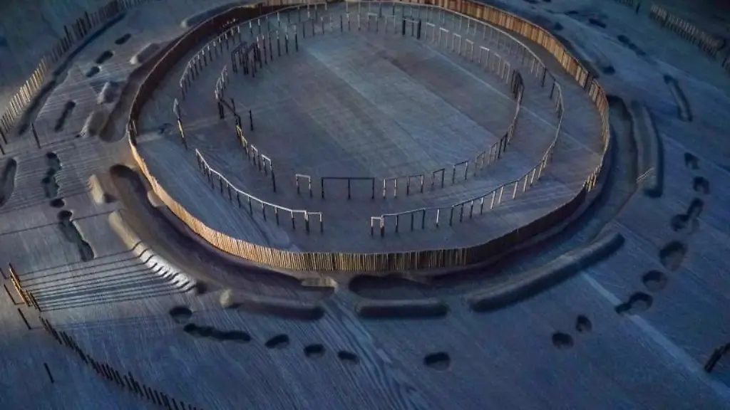 Das-Modell-des-Ringheiligtums-vom-Poemmelte-Sachsen-Anhalt-in-einer-Lichtsituation-des-Sonnenaufgangs-in-der-Ausstellung-Die-Welt-der-Himmelsscheibe-von-Nebra-Neue-Horizonte-im-Landesmuseum-Halle