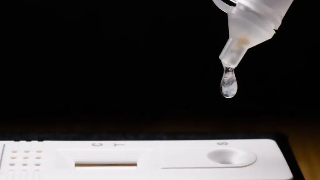 Fluessigkeit-wird-auf-einen-Selbsttest-fuer-das-neuartige-Coronavirus-getroepfelt