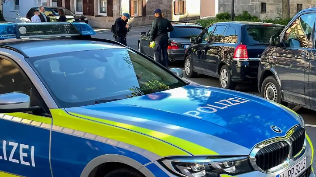 Polizeifahrzeuge-stehen-in-der-Naehe-einer-Stelle-wo-ein-frischgeborenes-Baby-gefunden-wurde