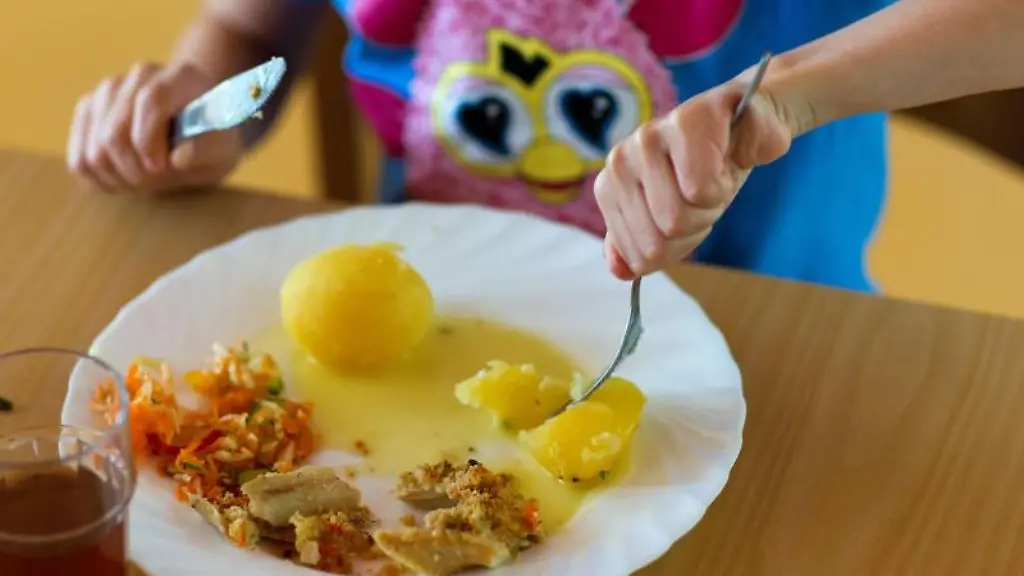 Ein-Maedchen-isst-ihr-Mittag