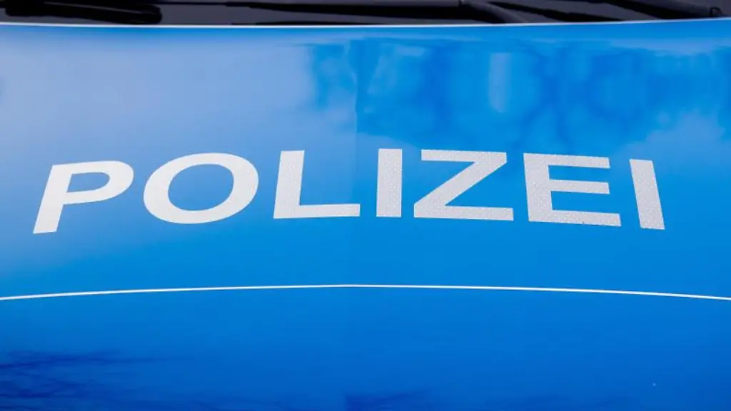 Der-Polizei-Schriftzug-steht-auf-einem-Fahrzeug