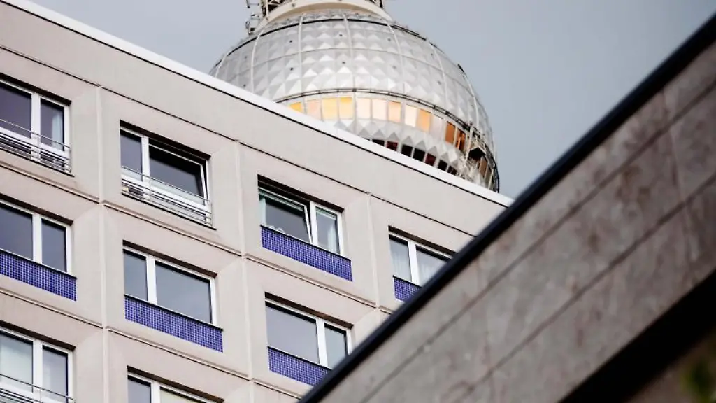 Wohnhaeuser-stehen-nahe-dem-Alexanderplatz