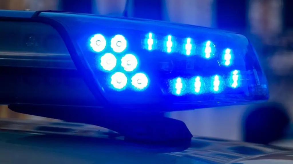 Ein-Blaulicht-der-Polizei-leuchtet-auf