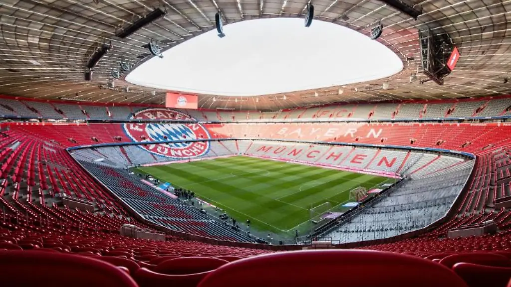 Tausende-leere-Plaetze-sind-vor-Spielbeginn-in-der-Allianz-Arena-zu-sehen