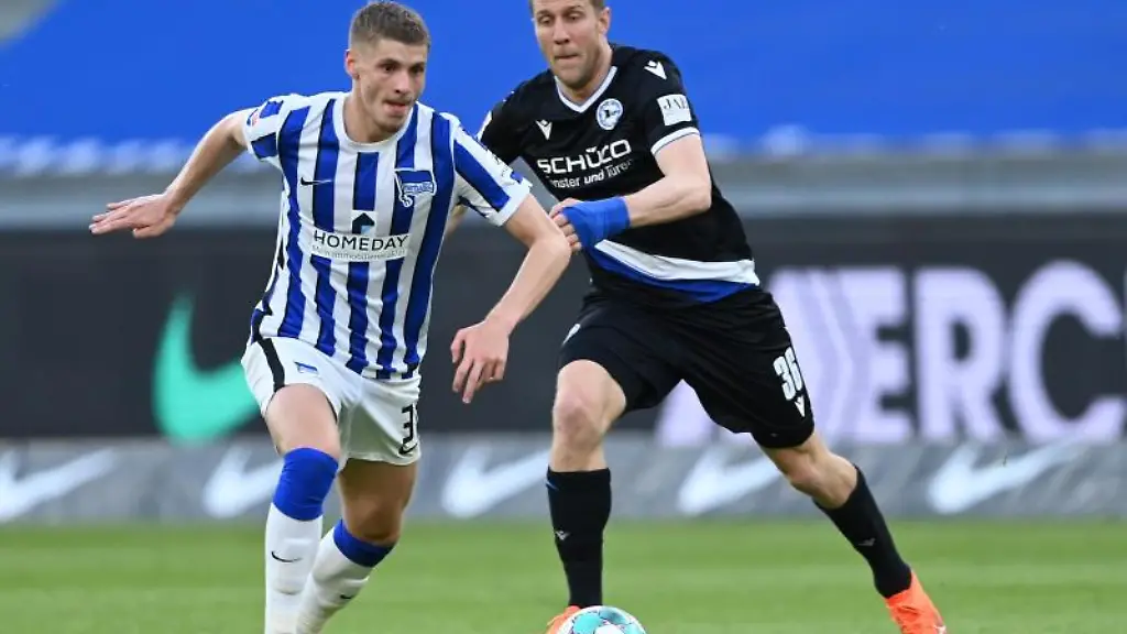 Herthas-Marton-Dardai-und-Bielefelds-Sven-Schipplock-r-in-Aktion