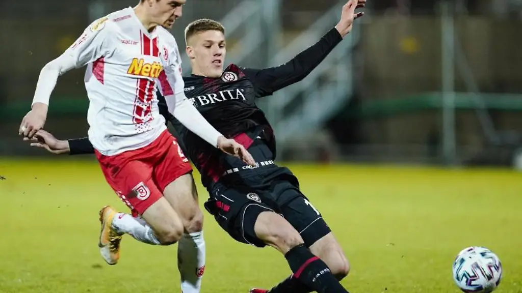 Regensburgs-Sebastian-Stolze-l-und-Wiesbadens-Jakov-Medic-kaempfen-um-den-Ball