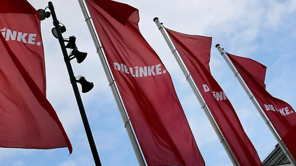 Fahnen-der-Linkspartei-wehen-im-Wind
