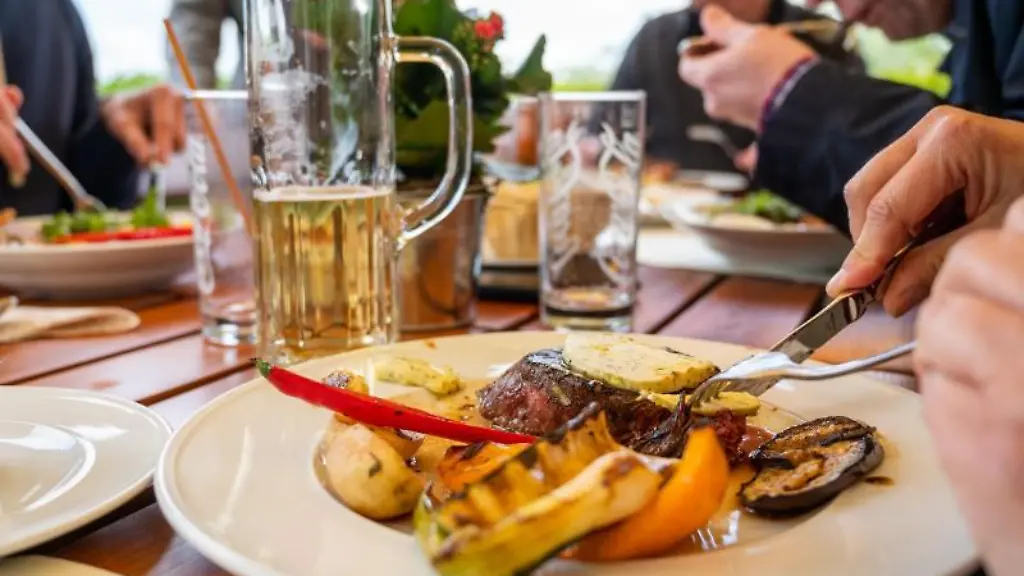 Gaeste-essen-in-einem-Restaurant-auf-dem-Pfingstberg