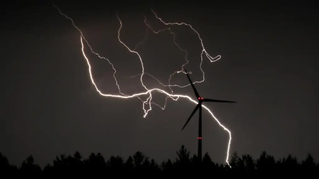 Blitze-entladen-sich-hinter-einem-Windrad