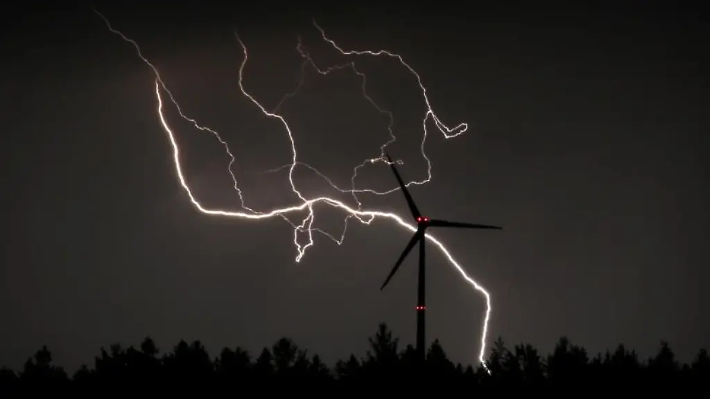 Blitze-entladen-sich-hinter-einem-Windrad