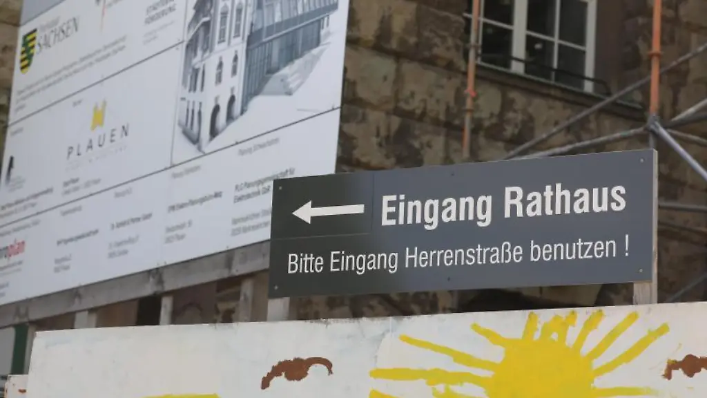 Eingang-Rathaus-steht-auf-einem-Hinweisschild