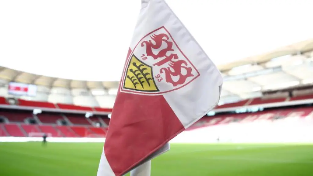 Das-Wappen-von-VfB-Stuttgart-ist-auf-einer-Eckfahne-zu-sehen