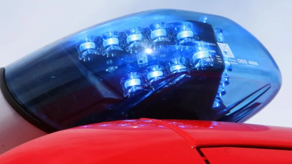 Ein-leuchtendes-LED-Blaulicht-der-Feuerwehr