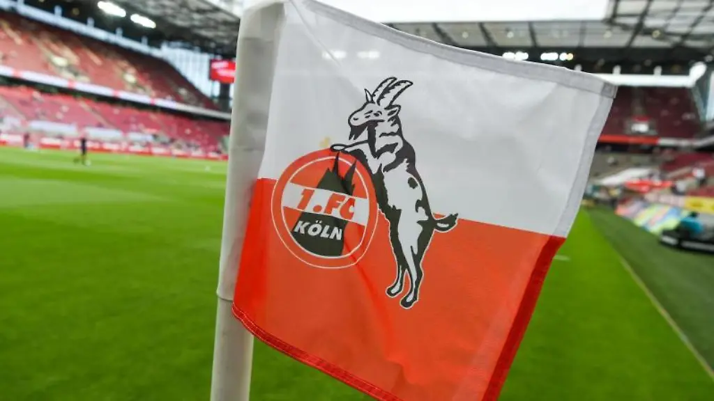 Auf-der-Eckfahne-im-Stadion-ist-das-Logo-des-1-FC-Koeln-zu-sehen