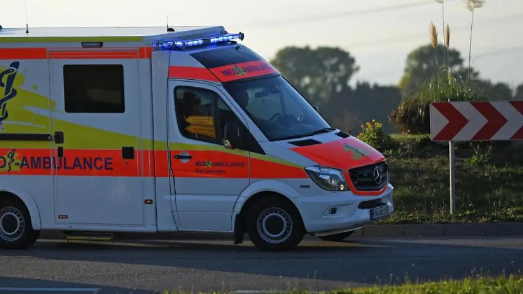 Ein-Rettungswagen-ist-mit-Sondersignal-im-Einsatz