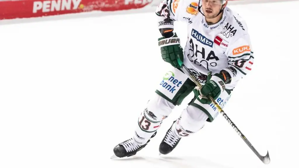 Steffen-Toelzer-von-Augsburg-spielt-den-Puck