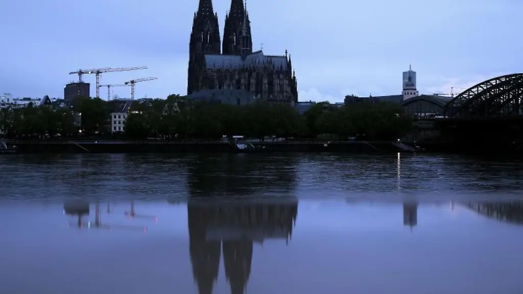Der-Dom-spiegelt-sich-am-Morgen-in-einer-Pfuetze