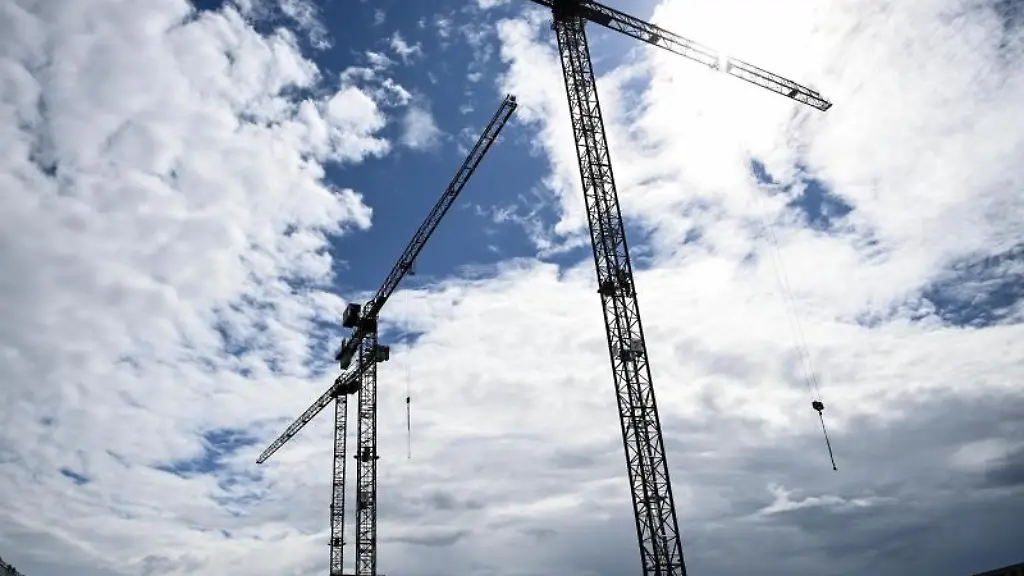 Baukraene-ragen-in-den-Himmel