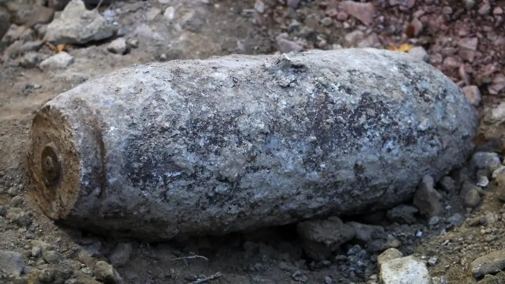 Eine-entschaerfte-Weltkriegsbombe-liegt-in-einer-Baustelle