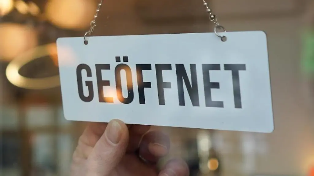 Ein-Wendeschild-mit-der-Aufschrift-geoeffnet-wird-umgedreht