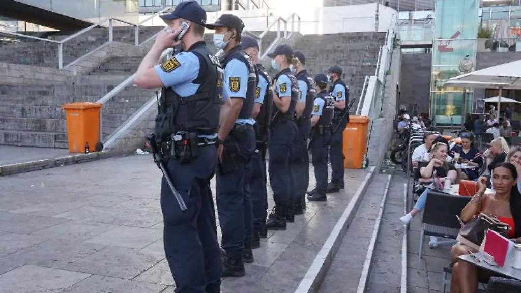 Einsatzkraefte-der-Polizei-stehen-an-der-geraeumten-Freitreppe-am-Schlossplatz