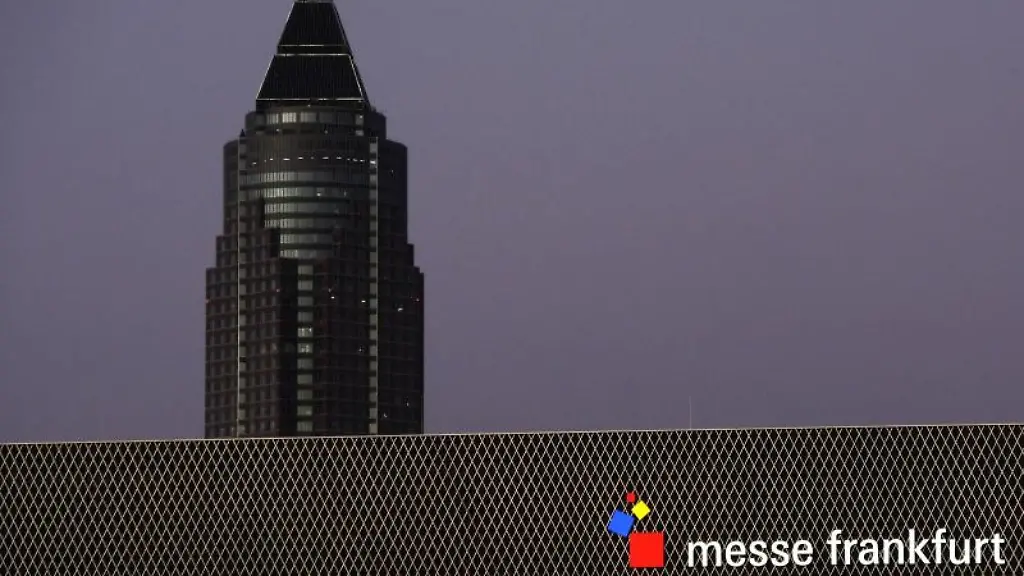 Hinter-den-Hallen-der-Messe-Frankfurt-ist-im-Abendlicht-der-Messeturm-zu-sehen