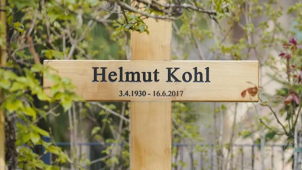 Das-Kreuz-mit-der-Aufschrift-Helmut-Kohl-steht-auf-dem-Grab-des-ehemaligen-Bundeskanzlers-Helmut-Kohl-im-Adenauerpark-in-Speyer