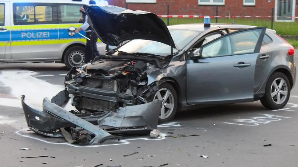 Ein-ziviles-Fahrzeug-der-Polizei-Viersen-steht-nach-einer-Kollision-mit-einem-Streifenwagen-auf-einer-Strasse