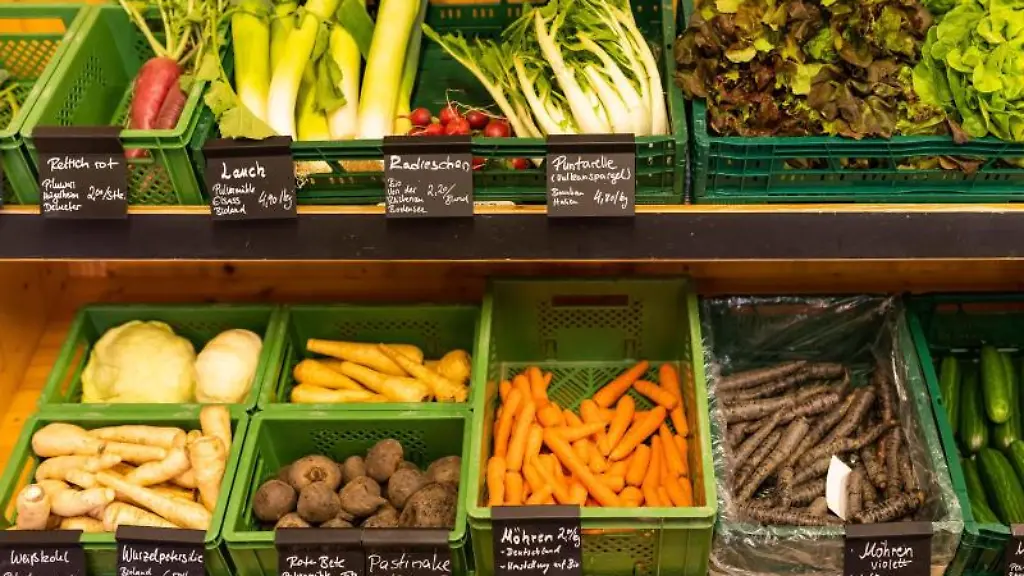 Kisten-mit-Biogemuese-stehen-in-einem-Hofladen