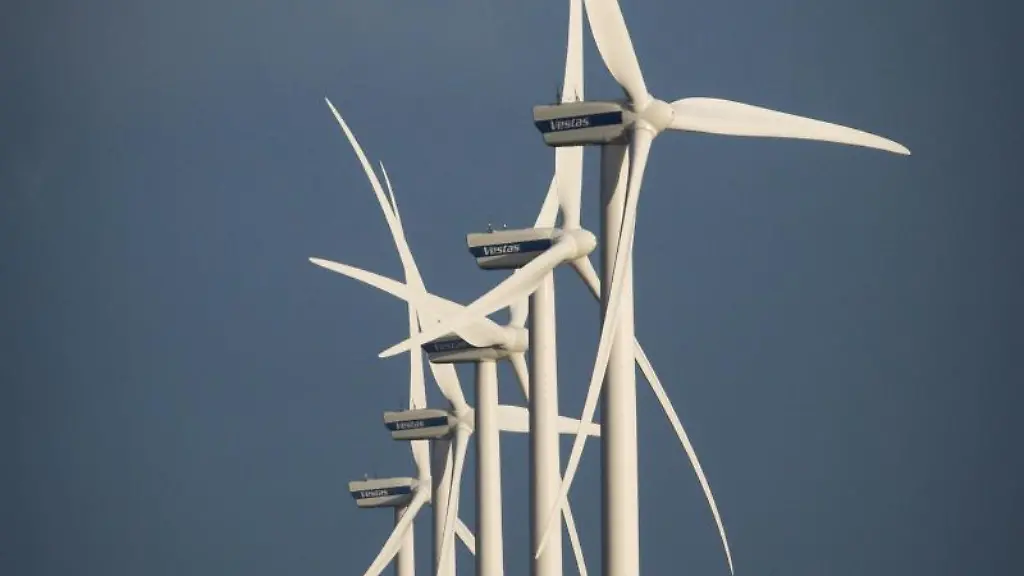 Windraeder-stehen-in-einem-Windpark