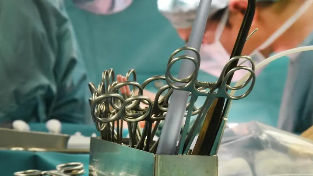 Im-Transplantationszentrum-am-Universitaetsklinikum-wird-eine-von-einem-gesunden-Spender-vor-wenigen-Minuten-entnommene-Niere-beim-Empfaenger-transplantiert