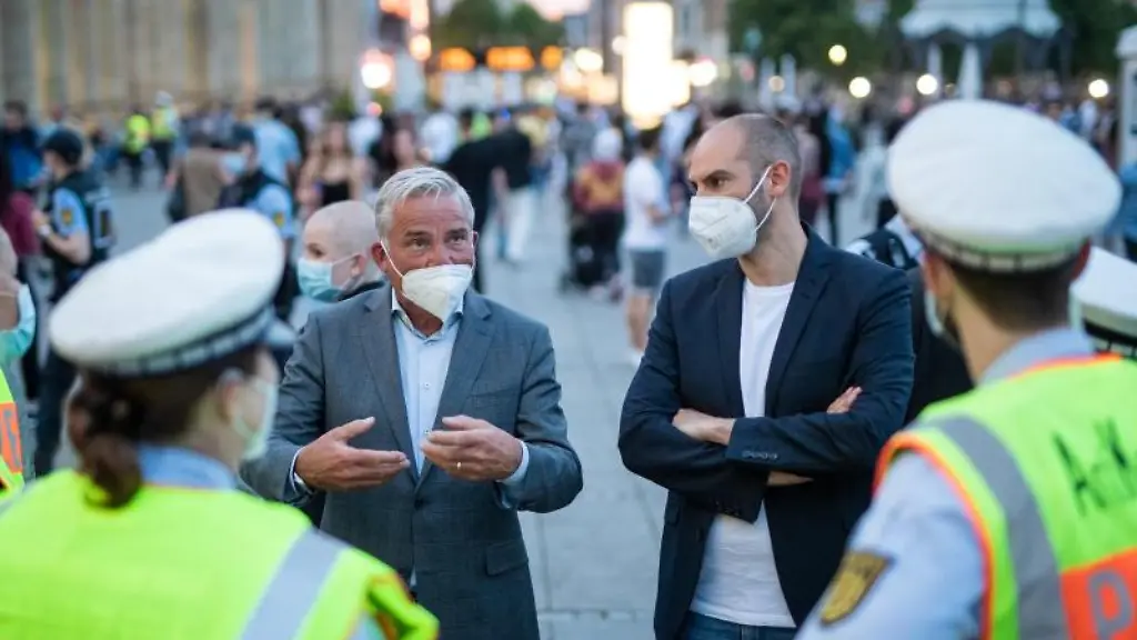 Thomas-Strobl-M-l-CDU-Innenminister-von-Baden-Wuerttemberg-besucht-zusammen-mit-Baden-Wuerttembergs-Finanzminister-Danyal-Bayaz-M-r-Buendnis-90-Die-Gruenen-Polizeibeamte-auf-dem-Schlossplatz