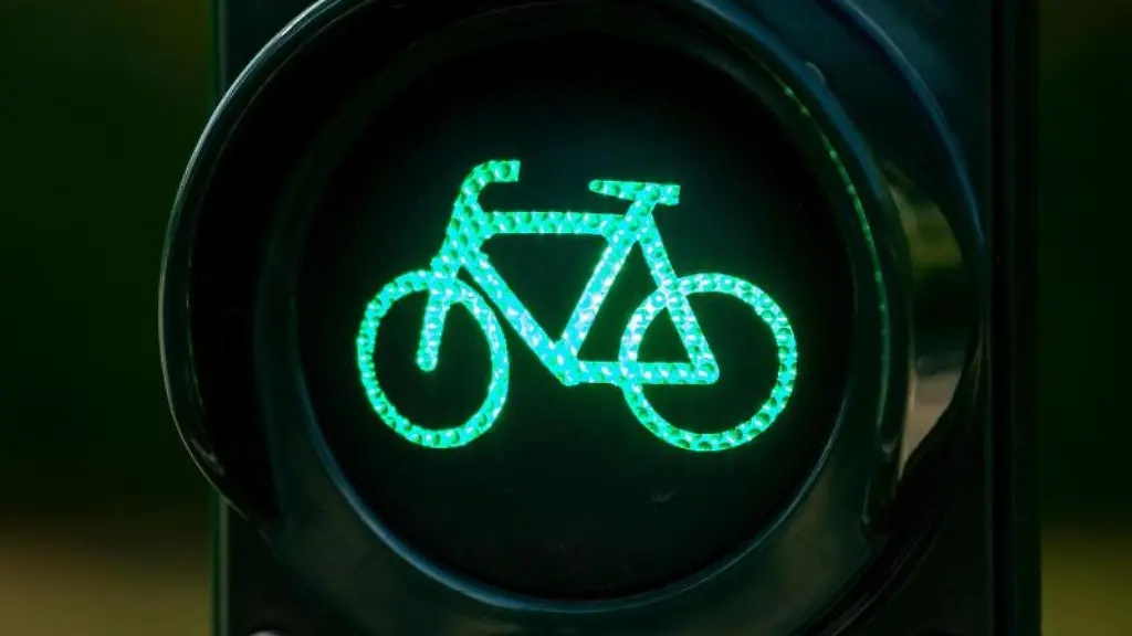 Eine-Fahrradampel-zeigt-Gruen