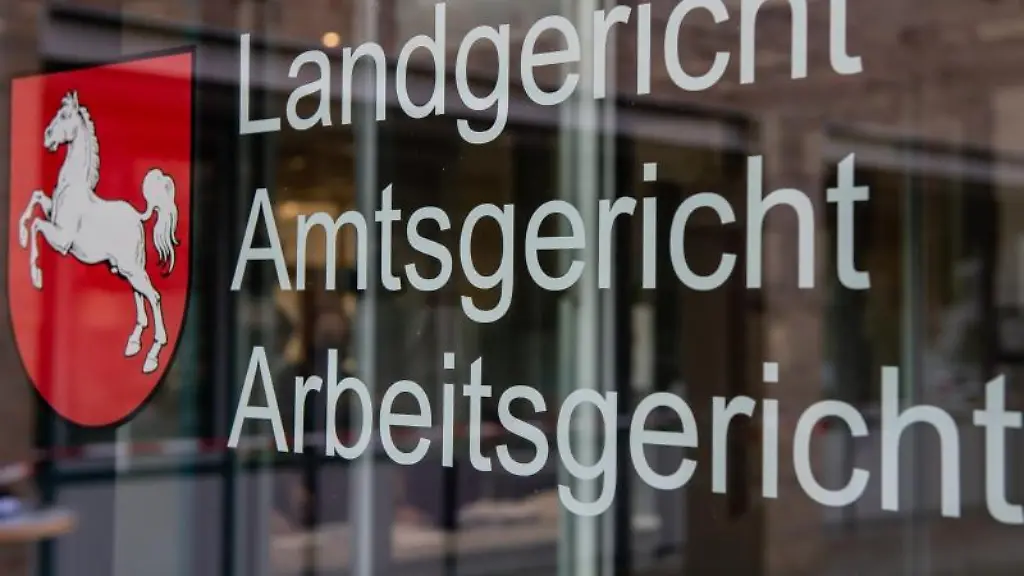 Der-Schriftzug-Landgericht-Amtsgericht-Arbeitsgericht-am-Justizgebaeude-in-Goettingen