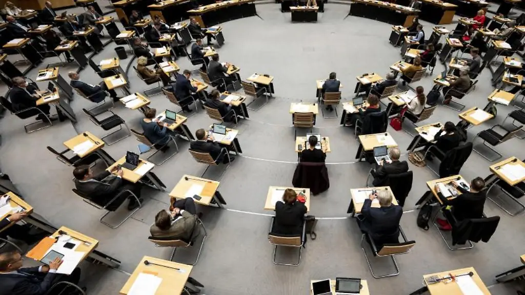 Blick-in-den-Plenarsaal-des-Berliner-Abgeordnetenhauses
