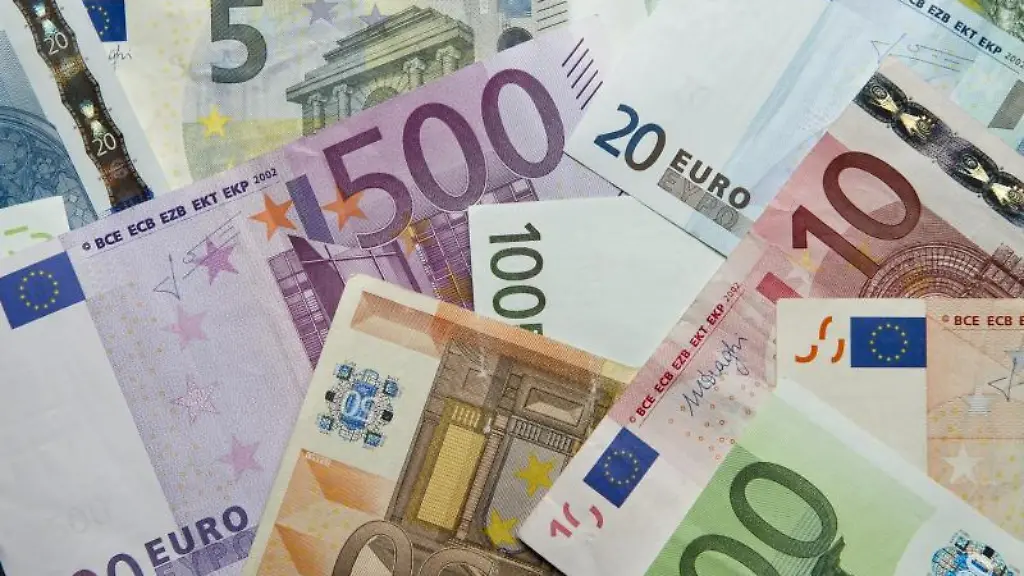 Zahlreiche-Euro-Banknoten-liegen-auf-einem-Haufen