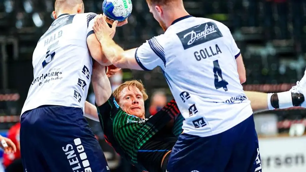 Flensburgs-Simon-Hald-Jensen-l-r-Magdeburgs-Magnus-Gullerud-und-Flensburgs-Johannes-Golla-kaempfen-um-den-Ball