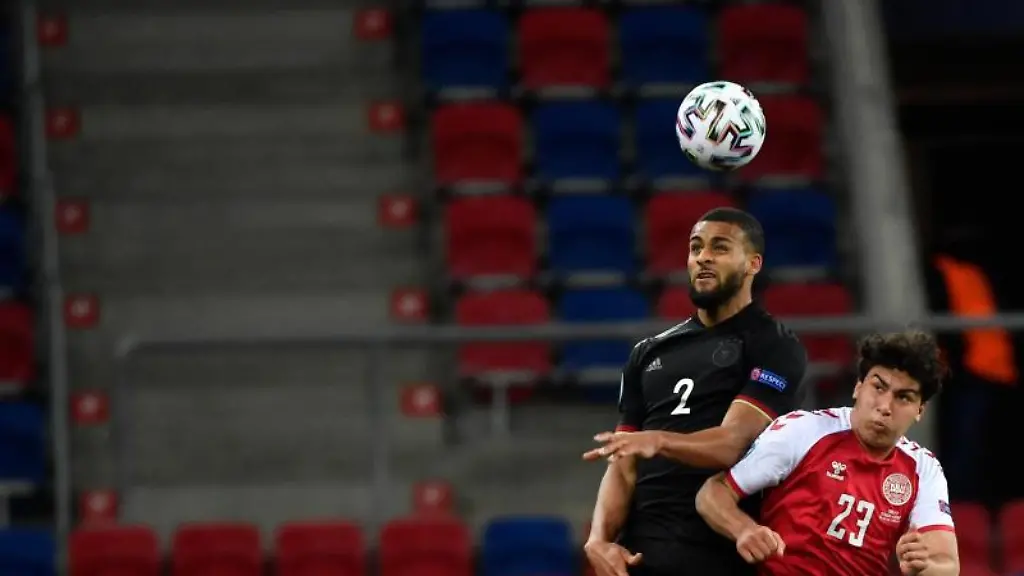 Josha-Vagnoman-Deutschland-und-Wahid-Faghir-Daenemark-r-im-Kopfballduell