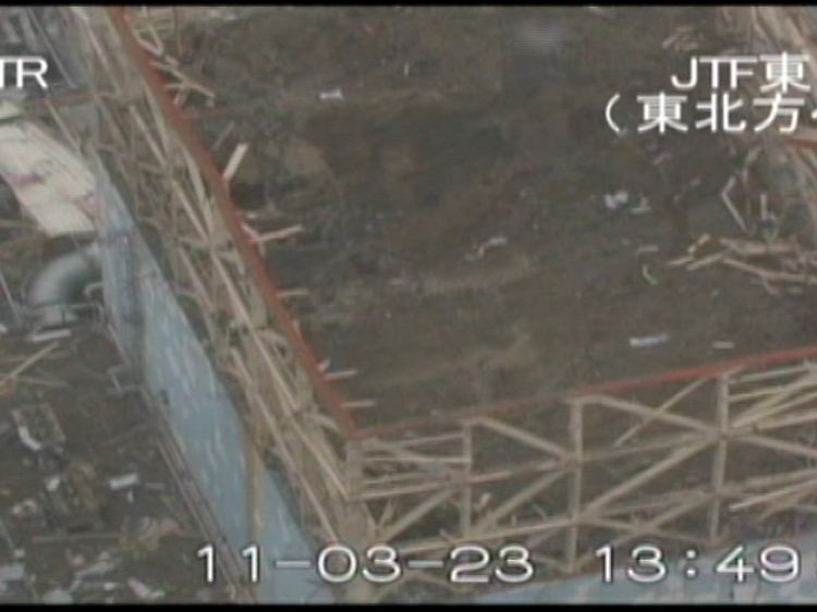 Es ist kaum zu glauben, dass sich hier noch Arbeiter befinden. Der zerstörte Reaktor 1 in Fukushima.