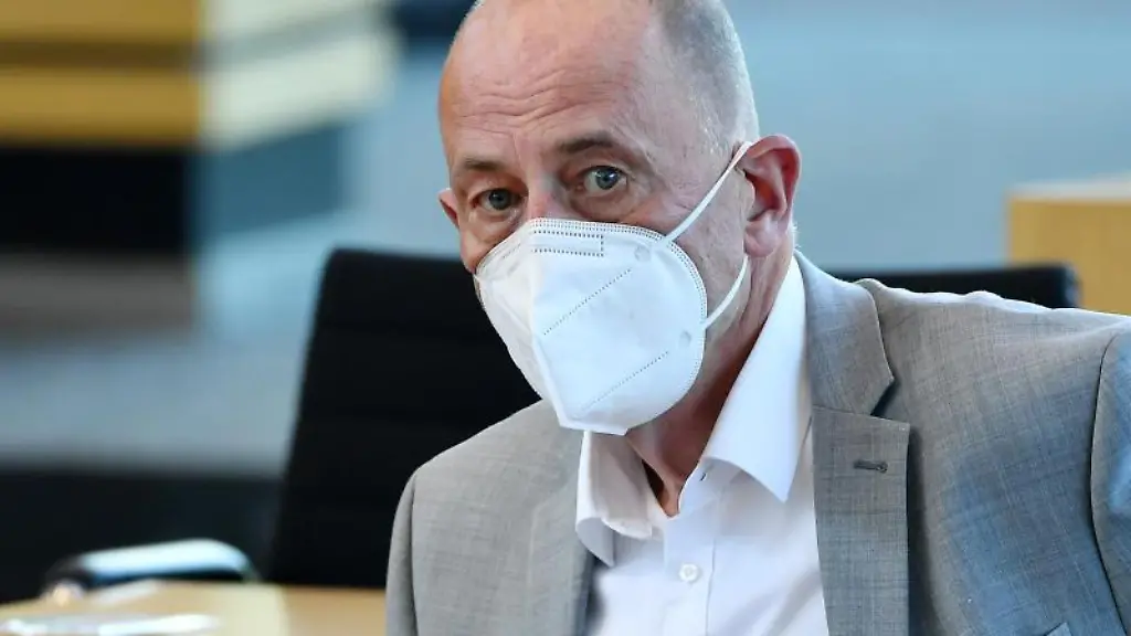 Wolfgang-Tiefensee-SPD-verfolgt-eine-Debatte-im-Plenarsaal-des-Thueringer-Landtags