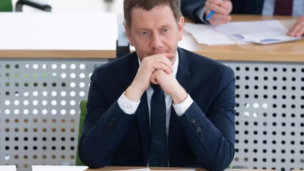 Michael-Kretschmer-CDU-Ministerpraesident-von-Sachsen-sitzt-im-Landtag