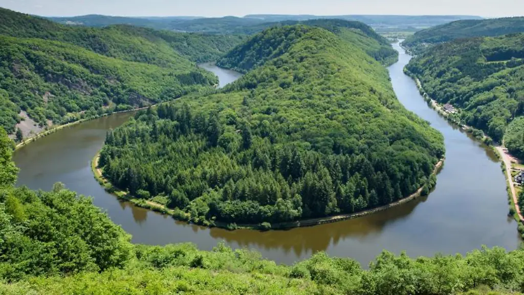 Die-Saarschleife-aufgenommen-vom-Aussichtspunkt-Cloef-in-Orscholz