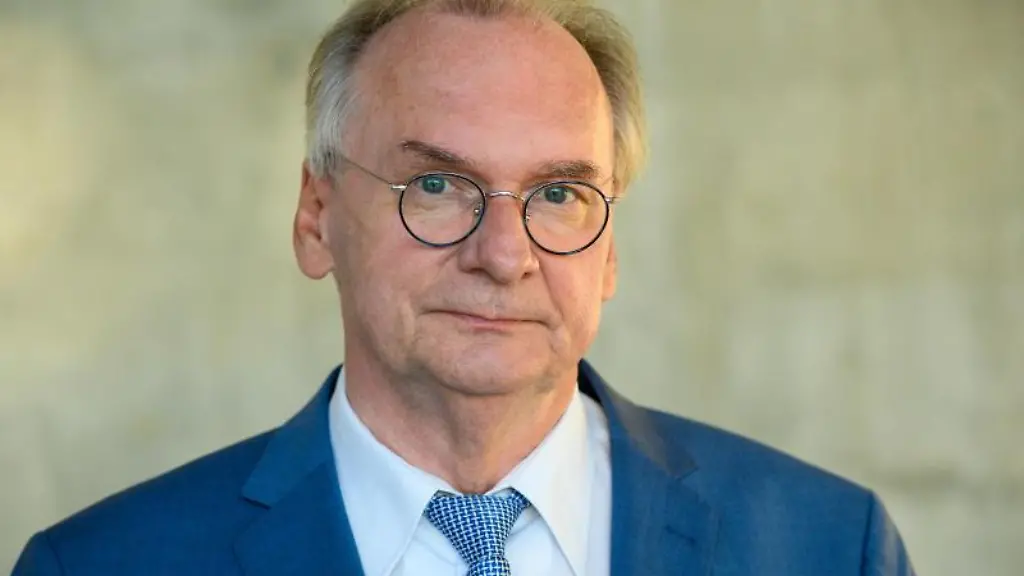 Reiner-Haseloff-CDU-Ministerpraesident-in-Sachsen-Anhalt-schaut-in-die-Kamera