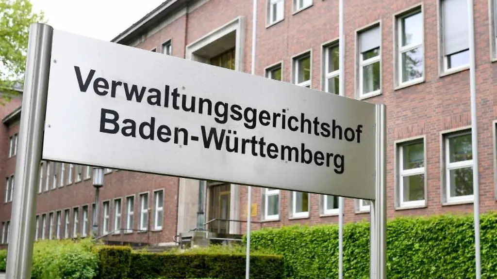 Ein-Schild-mit-der-Aufschrift-Verwaltungsgerichtshof-Baden-Wuerttemberg-steht-vor-dem-Gebaeude