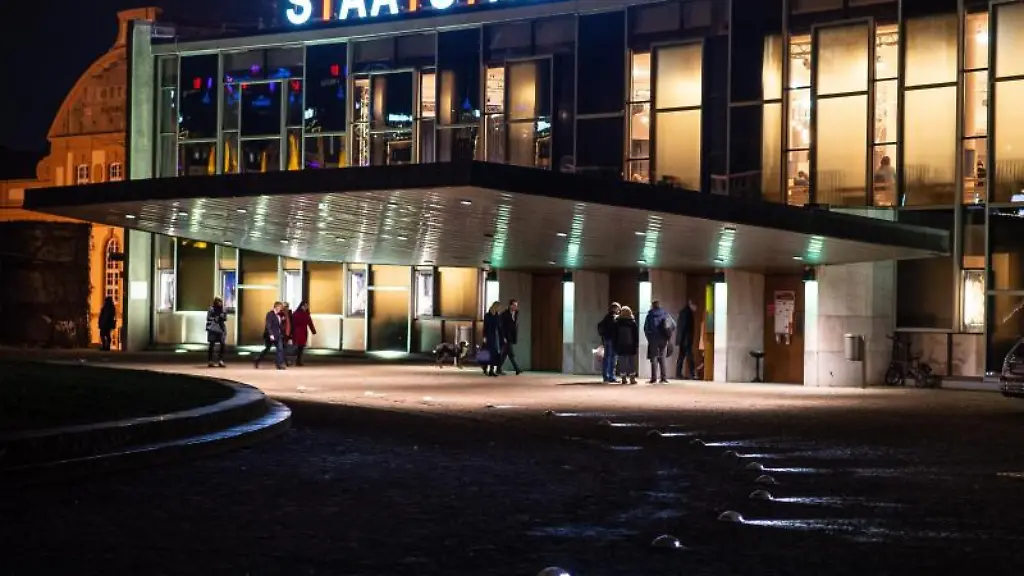 Der-Schriftzug-Staatstheater-ist-am-Eingang-des-Kasseler-Staatstheaters-zu-sehen