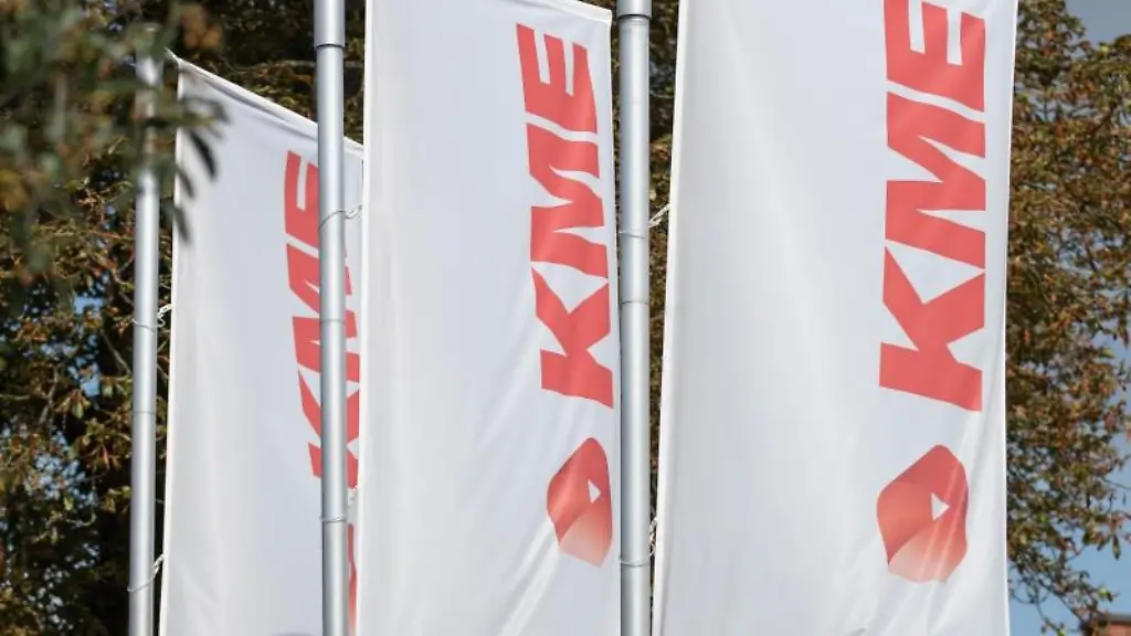 Fahnen-mit-dem-Logo-von-KME-wehen-auf-dem-Betriebsgelaende-in-Osnabrueck