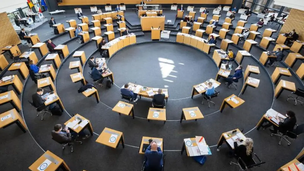 Blick-in-den-Plenarsaal-des-Landtags-von-Thueringen