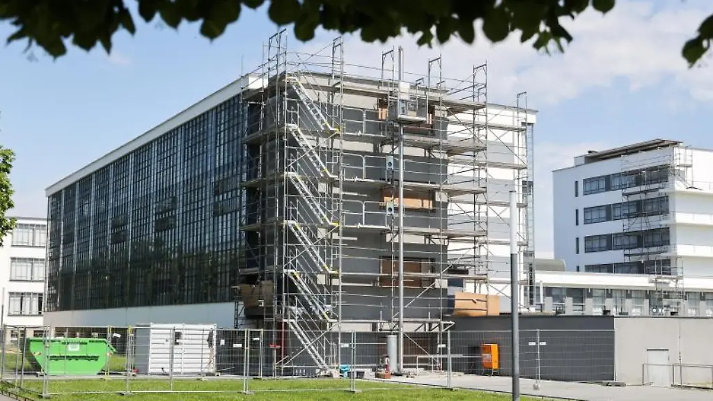 Eingeruestet-und-ohne-den-beruehmten-vertikalen-Schriftzug-steht-das-Bauhausgebaeude-in-Dessau