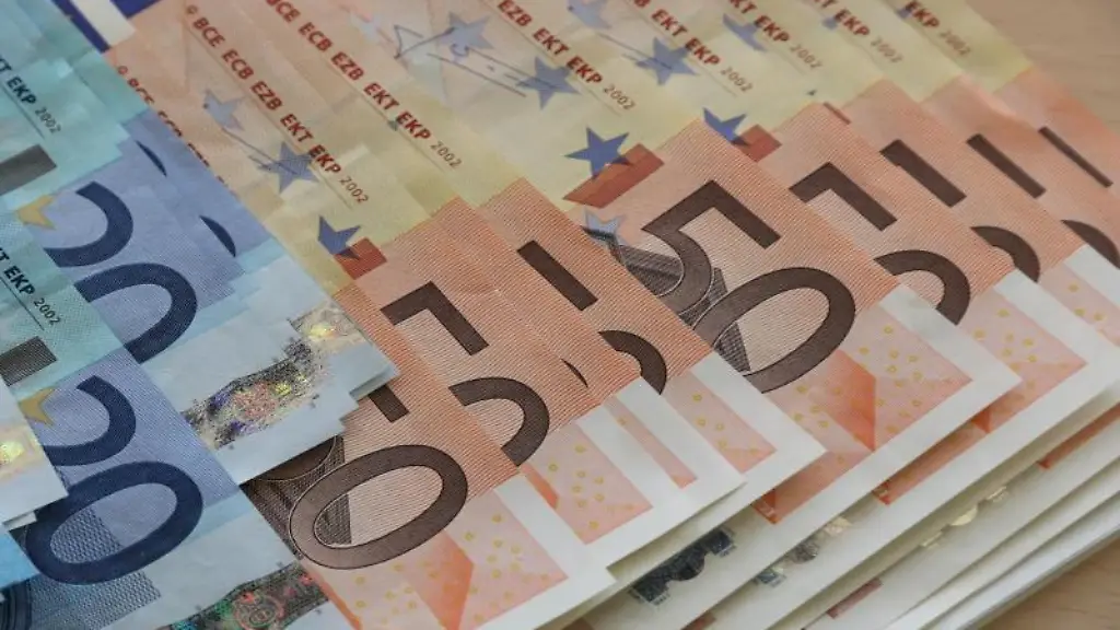 Euro-Geldscheine-liegen-auf-einem-Tisch